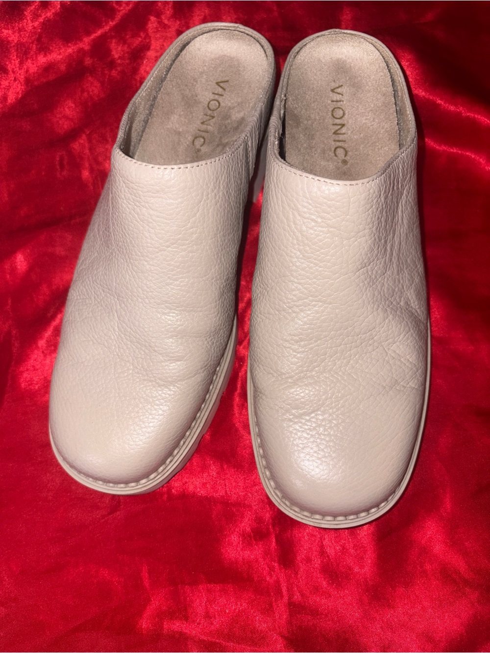 VIONIC Fairfax Women's Slip-On Leather orthotic Clogs in Oatmeal